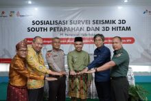 Pj. Bupati Kampar Dr. H. Kamsol, M.M. (keempat dari kiri), Kepala Perwakilan SKK Migas Sumbagut Rikky Rahmat Firdaus (kelima dari kiri), Manager Corporate Affairs Asset South PHR WK Rokan Wan Dedi Yudhistira (kedua dari kiri) bersama jajaran Forkopinmda Kabupaten Kampar dalam acara sosialisasi surve