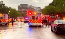 Kru medis darurat di Pennsylvania Avenue antara Gedung Putih dan Lafayette Park setelah sambaran petir menghantam empat orang, 4 Agustus [@dcfireems via AP]