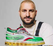 Sebuah perusahaan luncurkan sepatu yang memiliki bir asli dan pembuka botol logam /storypick.com