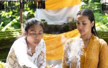 Anya Geraldin saat melakukan tradisi Melukat