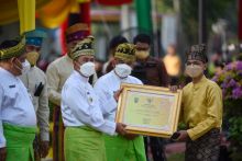 Wahyu Kurnia Putra, Karyawan Riau24 Grup saat penyerahan piagam penghargaan creator logo HUT Riau ke-65 oleh H. Syamsuar, Gubernur Riau.