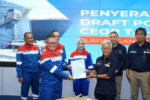 Dirut PHR Jaffee A. Suardin (kedua dari kiri) menyerahkan kepada Kepala SKK Migas Dwi Soetjipto draf rencana pengembangan (POD) dari proyek Chemical Enhanced Oil Recovery (CEOR) Tahap 1 di Lapangan Minas Wilayah Kerja (WK) Rokan, Riau, dalam acara inagurasi Digital & Innovation Center di WK Rokan, p