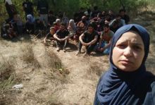 Baida, seorang pengungsi Suriah, adalah salah satu dari kelompok pencari suaka yang tetap terdampar di pulau Yunani