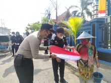 Saat pembagian bendera