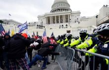Pendukung mantan Presiden Donald Trump mencoba menerobos penghalang polisi selama serangan 6 Januari 2021 di US Capitol. Banyak peserta telah didakwa dengan kejahatan federal [File: Julio Cortez/AP Photo]