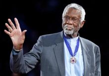 Bill Russell mengenakan Presidential Medal of Freedom, diberikan kepadanya oleh Barack Obama [Danny Moloshok/File Foto