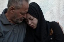 Kerabat Ismail Dweik, yang tewas dalam serangan udara Israel, berduka sebelum pemakamannya di luar sebuah rumah sakit di Rafah di Jalur Gaza selatan [Fatima Shbair/AP]