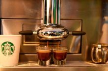 Starbucks, yang menentang serikat pekerja sejak akuisisi perusahaan oleh CEO Howard Schultz pada akhir 1980-an, menghadapi dorongan serikat pekerja yang berkembang di seluruh kafenya di Amerika Serikat [File: Mohammad Khursheed/Reuters]