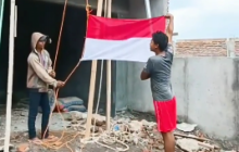 Kuli bangunan menggelar upacara bendera. Sumber: Instagram