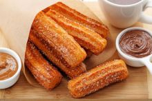 Churros dikenal sebagai camilan asal Spanyol dan Portugis yang dibuat dari tepung dan digoreng.