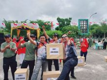 Dandim Bengkalis saat menyerahkan hadia lomba masak
