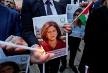 Orang-orang menyalakan lilin saat berjaga untuk mengenang jurnalis Al Jazeera Shireen Abu Akleh, yang ditembak dan dibunuh oleh pasukan Israel, di luar Gereja Kelahiran di Betlehem, di Tepi Barat yang diduduki Israel, 16 Mei [Mussa Qawasma/Reuters]