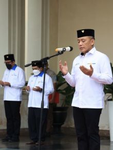 CEO PTPN V, Jatmiko Santosa tengah berdoa saat menjadi inspektur upacara HUT RI ke-77 di Kantor Direksi PTPN V, Kota Pekanbaru, 17 Agustus 2022 kemarin. Selama tiga tahun terakhir, The Best CEO Strategic Orientation BUMN Awards 2021 itu berhasil menakhodai PTPN V menjadi perusahaan BUMN dengan laba 