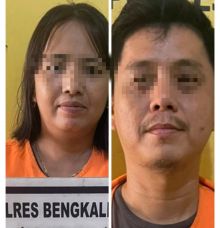 Dua orang tersangka penjual chip higs domino saat diringkus Satreskrim Polres Bengkalis