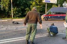 Penyelidik bekerja di lokasi ledakan yang menghancurkan kendaraan yang dikendarai oleh Darya Dugina di luar Moskow [Komite Investigasi Rusia/AP]