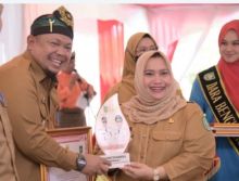 Bupati Bengkalis Kasmarni dan Camat Mandau Riki Rihardi