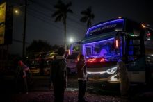 Bus berhenti bersistirahat. Sumber: Internet