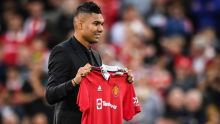 Potret Casemiro Sedang Memegang Jerssey Red Devil MU (Sportbuzzer)