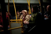 Seorang penduduk setempat melihat sebuah bangunan yang rusak selama pertempuran sengit di daerah yang dikendalikan oleh pasukan separatis yang didukung Rusia di Mariupol [File: Alexei Alexandrov/AP Photo]