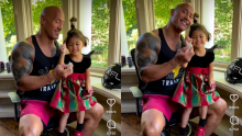 Therock menggendong Tiana dipangkuannya