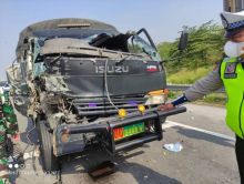 Kejadian Kecelakaan Truk TNI dipintu Keluar Tol Warugunung Surabaya