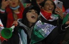 Di bawah tekanan dari FIFA dan lainnya, wanita hanya diizinkan menghadiri beberapa pertandingan nasional dalam beberapa tahun terakhir [File: Vahid Salemi/AP]