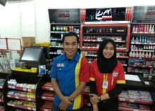 Karyawan Indomaret dan Alfamart. Sumber: Portal Jember