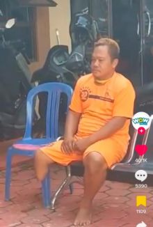 Seorang pria penyandang disabilitas yang menyelendupkan BBM