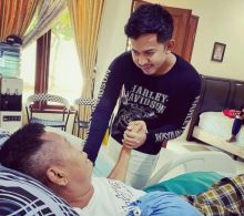 Potret Tukul Arwana Bersama Anaknya Egha Prayudi Tampak Menguatkan Sang Bapak (screenshot)