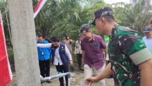 Dandim Bengkalis saat meresmikan air bersih