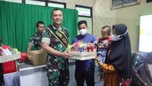 Dandim Bengkalis saat menyerahkan bantuan kepada balita stunting