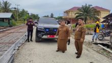 Bupati Kasmarni saat meninjau proyek Jalan Kelemantan -Sekodi