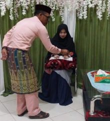 Kades Batang Duku Sapri saat menepuk tepung tawar Susilawati Ningsih