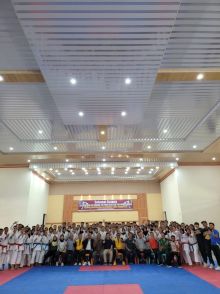 Ketua Forki Riau Parisman Ihwan foto bersama Karatedo usai melakukan uji tanding di Sumbar 
