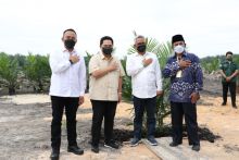  CEO PTPN V  Jatmiko Santosa (kiri), bersama dengan Menteri BUMN Erick Thohir dan Dirut Holding Perkebunan Nusantara Abdul Ghani berfoto bersama dengan petani sawit mitra Binaan PTPN V, belum lama ini. Menteri BUMN memuji langkah kolaboratif dan sinergi Jatmiko Santosa dalam menakhodai dan membawa p