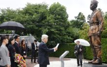 Potret Kelompok Masyarakat Jepang Pecinta Indonesia Upacara di Depan Tugu Jenderal Soedirman (Okezone)