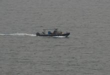 Para migran telah berkomunikasi dengan kerabat dan kelompok aktivis melalui telepon satelit, dan telah mendesak penjaga pantai Eropa untuk menyelamatkan mereka [File: Hassan Ammar/AP Photo]