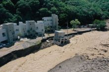 Sebuah bangunan runtuh setelah Topan Hinnamnor mendarat di Pohang, Korea Selatan, pada 6 September 2022 [Yonhap via Reuters]