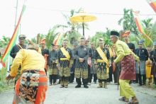 Bupati HM Wardan dan pengurus LAMR Inhil menghadiri proses pelantikan 