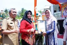 Rasidah Alfedri terima hadiah lomba