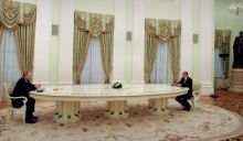 Presiden Rusia Vladimir Putin, kiri, dan Kanselir Jerman Olaf Scholz selama pembicaraan mereka di Kremlin di Moskow, Rusia pada 15 Februari [File: Mikhail Klimentyev/ Sputnik, Kremlin Pool via AP Photo]