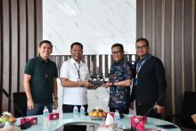 Kepala Dinas PUPR Kota Pekanbaru Indra Pomi Nasution (dua dari kiri) didampingi Sekretaris Dinas PUPR Edward Riansyah (kiri), menerima cinderamata dari PT Semen Padang yang diserahkan oleh Direktur Operasi, Indrieffouny Indra (dua dari kanan) didampingi Kepala Departeman Komunikasi & Hukum Perusahaa