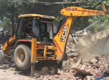 Rumah Ilegal Tempat Dua Pria yang Diduga Memperkosa Seorang Anak Perempuan, Diruntuhkan Dengan Buldoser di Madhya Pradesh