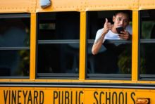 Rombongan sekitar 50 migran Venezuela, di antaranya anak-anak, diterbangkan ke Martha's Vineyard tanpa peringatan pada hari Kamis [Ray Ewing/Vineyard Gazette via AP Photo]