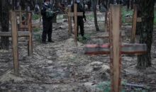 Polisi bekerja di situs pemakaman massal selama penggalian, saat serangan Rusia di Ukraina berlanjut, di kota Izyum, yang baru-baru ini dibebaskan oleh Angkatan Bersenjata Ukraina, di wilayah Kharkiv, Ukraina, 16 September 2022 [Gleb Garanich/Reuters]