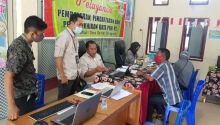 Pihak UPT Bapenda Kabupaten Bengkalis dan masyarakat membayar PBB