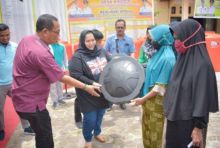 Penyerahan bantuan 88 unit tangki air oleh Bupati Kasmarni