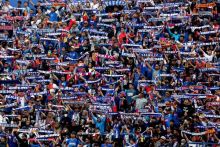 Potret Aremania yang Penuhi Stadion Terlihat Kompak dengan Jersey dan Selempang yang Sama dengan Tulisan Arema FC (Foto: KompasTv)