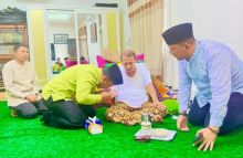 Wabup Siak Husni Merza saat bertamu di rumah Habib Muhammad Lutfi bin Yahya