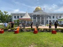 Kajari Rohil Yuliarni Appy SH MH pimpin pemusnahan barang bukti di halaman Kantor Kejari Rohil. 